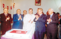 Lambassadeur tunisien en costume traditionnel, entour par ses homologues Mohamed Farag Al-Dokali, ambassadeur du Maroc, Hicham Al-Nazer, ambassadeur de lArabie saoudite, Youssef Al-Ahmed, ambassadeur de la Syrie, et Monzer Al-Dagani, ambassadeur de la Palestine.
