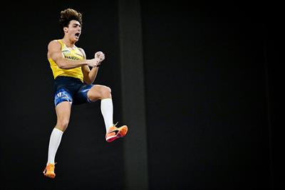 Athlétisme: le perchiste suédois Armand Duplantis porte son record du monde à 6,24 m