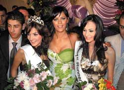 Héba Al-Sissi, Miss Egypt 2004, accompagnée des plus belles Alexandrines.