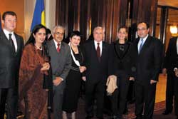 S.E. M. et Mme Giorgio Domitro, ambassadeur de Roumanie et son pouse, accueillent leurs homologues dInde et de la Gorgie.
