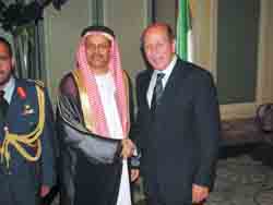 Poignée de main fraternelle entre l’ambassadeur et le ministre égyptien du Tourisme.