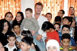 Mohannade, comme il aime être appelé, avec les enfants handicapés du centre Sayedat Al-Salam en Jordanie. 