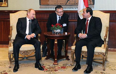Poutine accueilli en grande pompe au Caire