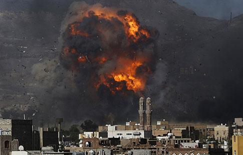 Les villes historiques du Yémen essuient des bombes