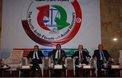 Le ministre de la Justice, Ahmad Al-Zend (à droite), lors du 4e forum de la restitution des avoirs e