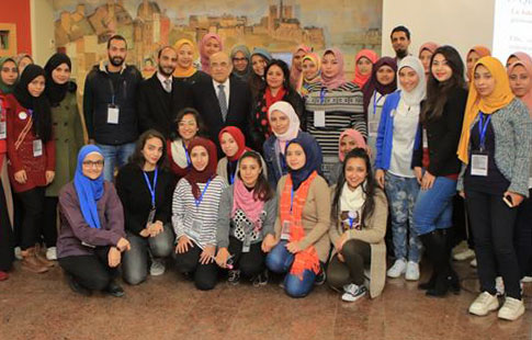 Le Dr Moustapha Al-Fiqi avec les étudiants
