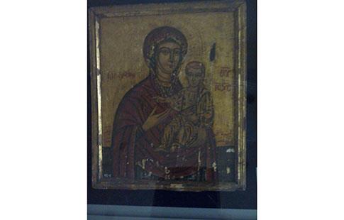 Une icône représentant la Vierge portant un vêtement rouge.