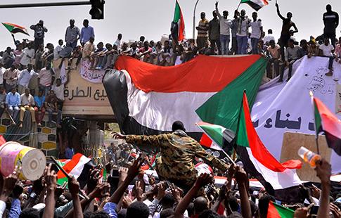 Les Soudanais encore dans la rue