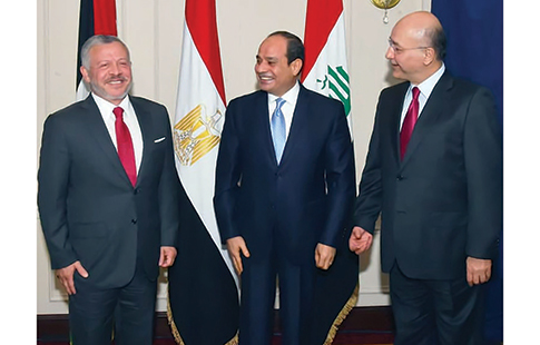 Le président Sissi avec le roi de Jordanie et le premier ministre iraqien.