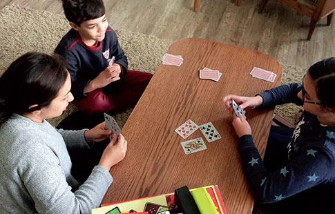 Le grand retour des jeux de société : cartes, Monopoly et autres.