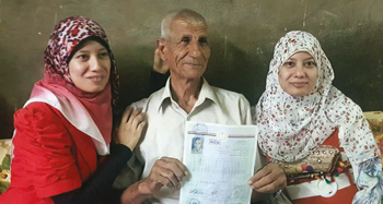 Qorani Chaabane, le bachelier de 73 ans, avec sa famille.