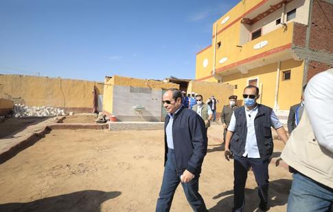 Le président inspecte à Assouan les villages touchés par les pluies torrentielles