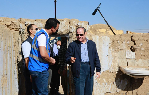 Le président inspecte à Assouan les villages touchés par les pluies torrentielles