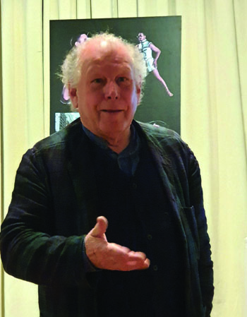 Jean-Guy Lecat pendant sa conférence à l’exposition des scénographes au festival expérimental.