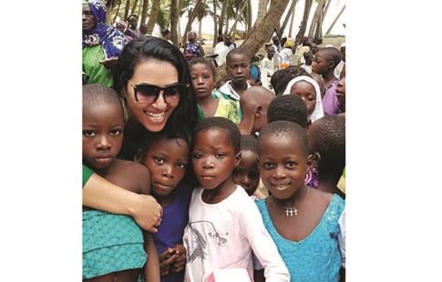 Sofy avec les enfants du village Itamarun au Nigeria.