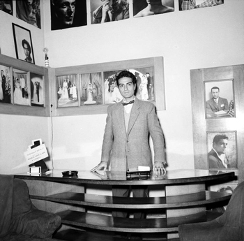 Un autoportrait de Van Léo, derrière son bureau.