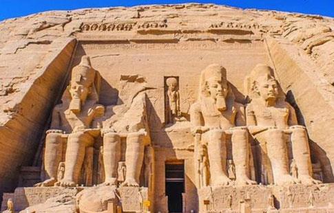 Abou Simbel célèbre la tombée perpendiculaire du soleil sur la statue de Ramsès II
