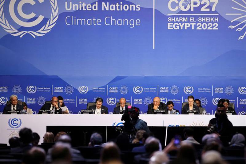 Les pourparlers sur le climat de la COP27 prolongés, les pays étudient l'offre de fond