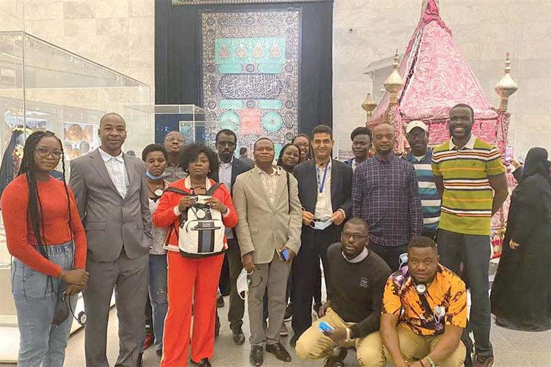Une d l gation africaine qui participait   Edex 2021 en visite du Mus e national de la civilisation 