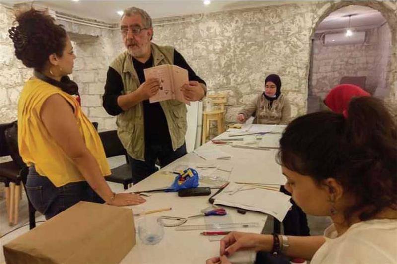 Hazem Al-Mistekawi, durant un atelier d arts plastiques au 6 Bab Sharq.