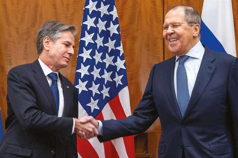 Blinken et Lavrov, une poign e de main de circonstance et des sourires crisp s. (Photo : AP)