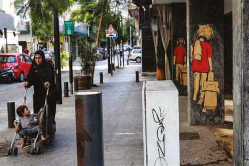 Dans une rue de Beyrouth, des graffitis représentant des jeunes quittant le Liban.