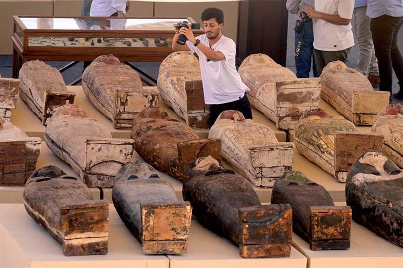 250 sarcophages et 150 statues découverts à Saqqara