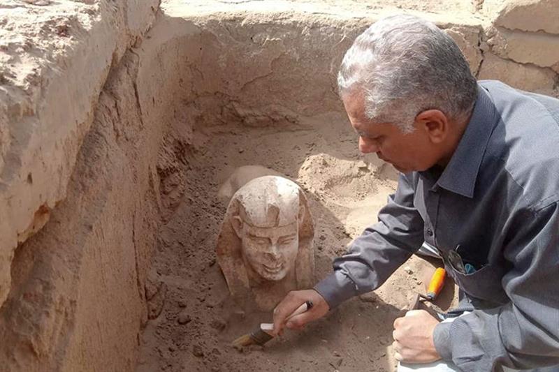 Un sphinx « souriant à fossettes » découvert à Dendara