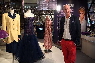 Des robes de la princesse Diana exposées à Hong Kong avant une vente aux enchères