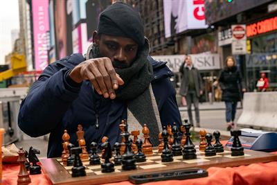 Le Nigérian Tunde Onakoya bat le record du monde du marathon d'échecs à New York