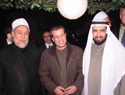 Tareq Sweidan, PDG de la chaîne, accueillant le mufti et l’acteur Chérif Mounir.