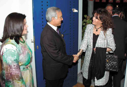 Latifa, la chanteuse tunisienne, félicitant l’ambassadeur