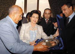 Mme Moubarak reoit le blason de lHliopolis SC.