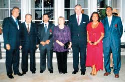 De gauche à droite, l’ambassadeur finlandais, le président du Parlement, Fathi Sourour, Mohamad Ayoub et son épouse, le premier ministre et son épouse et Saïd Sadeq, le chef du département des médias auprès de l’ambassade.