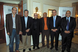 Al-Sokkary entour par Adel Hammouda, rdacteur en chef dAl-Fagr, lcrivain Youssef Al-Qad, Ibrahim Al-Moallam, prsident de lUnion des diteurs arabes, et Khalil Fahmi, directeur du bureau de la BBC au Caire.