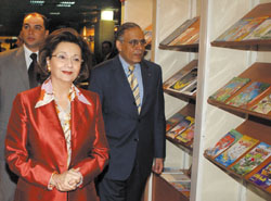 En tourne dans lexposition, Mme Moubarak a t accompagne par Nasser Al-Ansari, prsident de lOrganisme gnral du livre.  