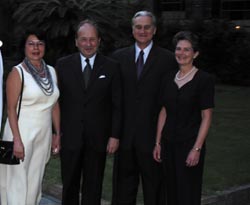 L’ambassadeur des Etats-Unis, S.E. M. Francis Riccardone, et Mme Riccardone venus féliciter M. et Mme Coste.