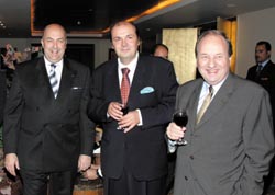 M. l’ambassadeur entouré d’Olivier Jallet, directeur général d’Air France pour l’Egypte et la Libye, et Dino Van Eeckhaut, directeur général du Sofitel.