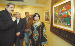 Moustapha Hussein mditant devant un tableau dAmani.