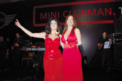Un duo en rouge : Nicole Saba et lactrice Dounia.