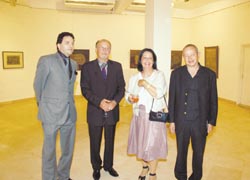 Chiha et son épouse reçoivent leurs amis Naguib Sawirès et Nabil Aboul-Hassan, directeur de la galerie.