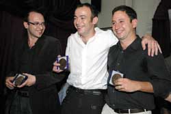 Benjamin ( gauche) avec Alexis Monchovet et Stephane Marchetti, vainqueurs dans la catgorie audiovisuelle.