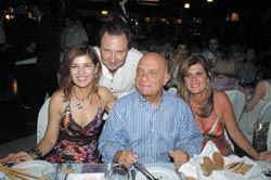 S.E. M. Yannis Alexis Zepos, ambassadeur de Grèce, et son épouse, en compagnie de Johny Zahra et son épouse. 