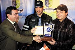 Héneidi et Ihsane reçoivent leurs prix des mains du général Abdel-Aziz Rizq, directeur du club.