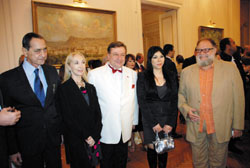 S.E. M. l’ambassadeur turc entouré des comédiens Yéhia Al-Fakharani, Ghada Ibrahim et Dr Abdel-Moneim Kamel, le président de l’Opéra, et son épouse.