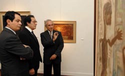 Le peintre Farouk Hosni, accompagn de Walid Abdel-Khaleq et Ahmad Hussein, jette un regard profond sur les uvres de Hussein Youssef.