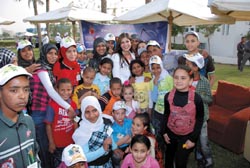 Mona Zaki initie tous ces jeunes à un important acte humanitaire.