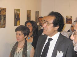 Farouk Hosni pose un regard admiratif sur les toiles de Basma.