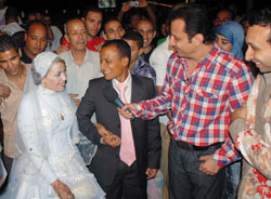 Tareq flicite Safinaz et Amin, le premier couple qui a reu des cadeaux.
