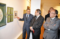 Abou-Ghazi attentif aux explications de l’artiste.